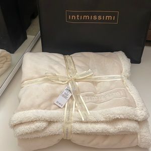 NEW Intimissimi Sherpa cream blanket super soft + large tote!